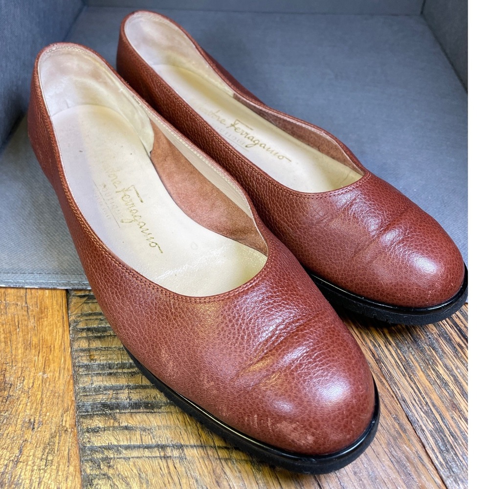 Salvatore Ferragamo Boutique Womens Brown Pebbled Leather Low Block Heel Pumps